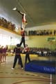Pokazy grupy akrobatycznej z Klubu Sportowego w Ursusie na uroczystości otwarcia hali sportowej